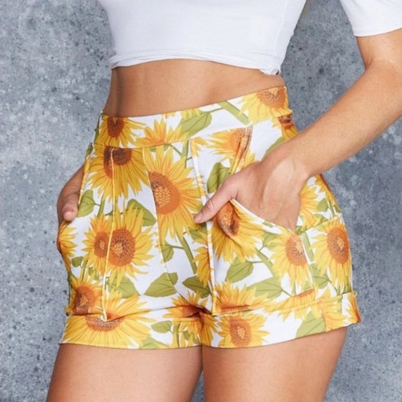 Blackmilk Pants - NWT Blackmilk Sunny Days Cuffed Shorts ~ LIMITED